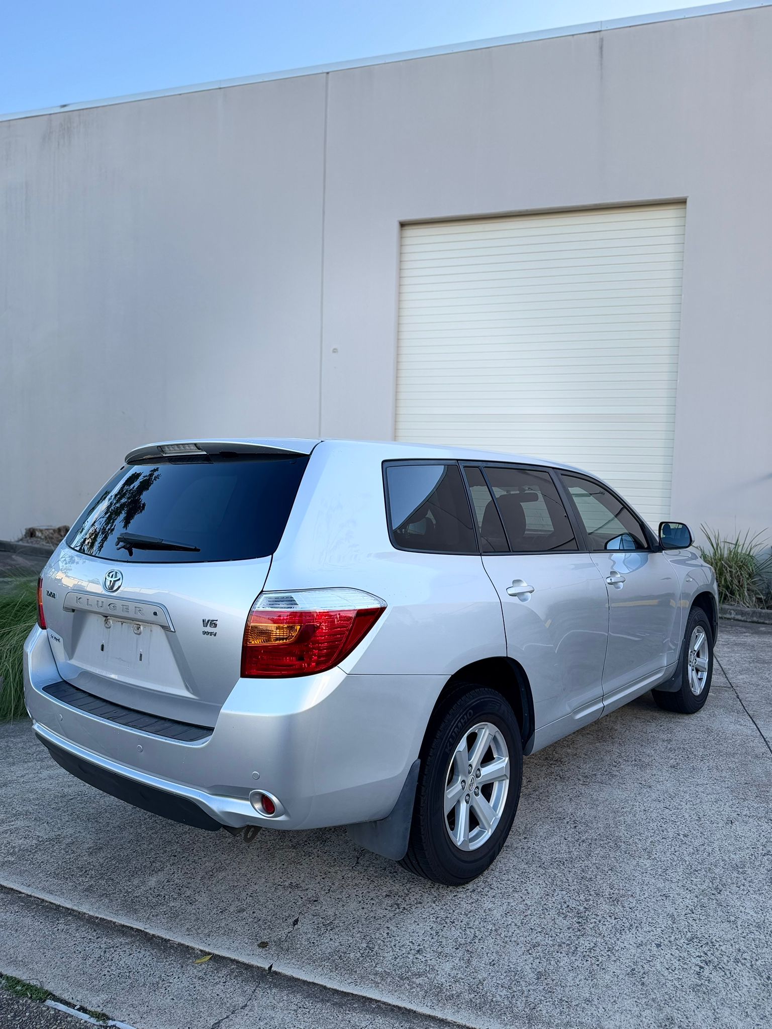 2010 Toyota Kluger KX-R GSU40R Wagon in Silver.
