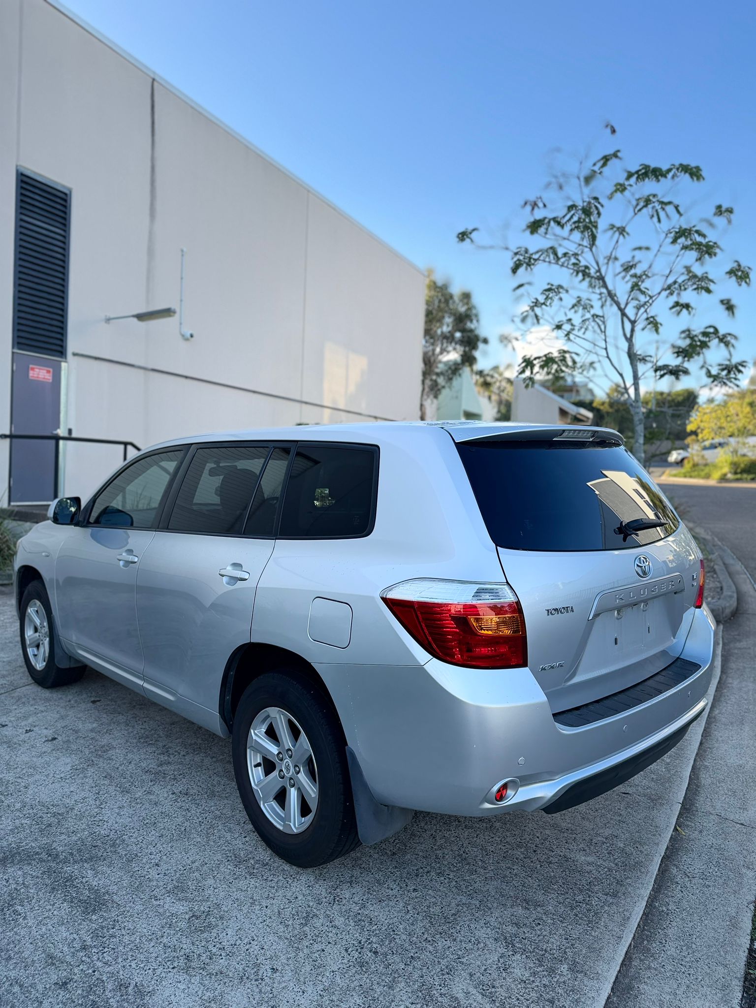 2010 Toyota Kluger KX-R GSU40R Wagon in Silver.