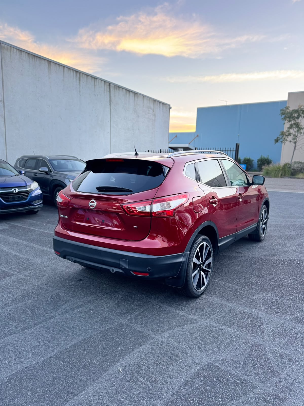 2016 Nissan Qashqai Ti S/Wagon in Red.