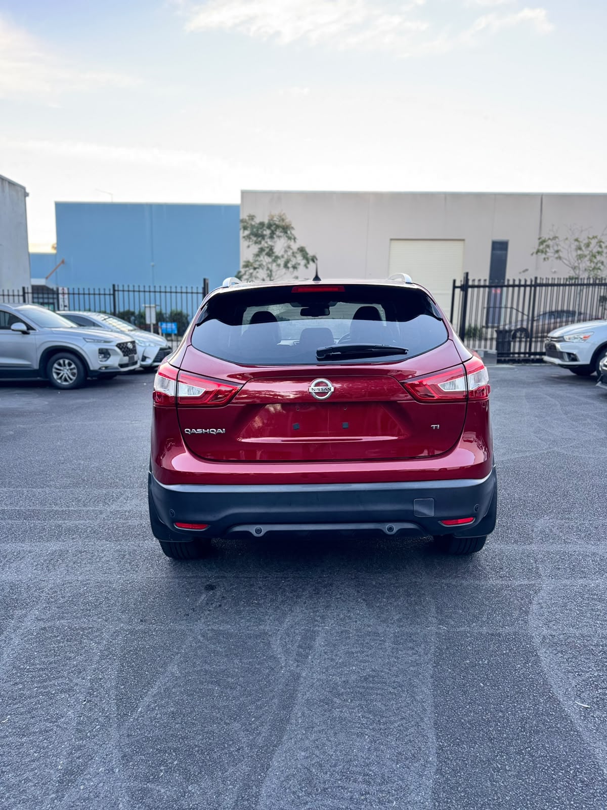 2016 Nissan Qashqai Ti S/Wagon in Red.