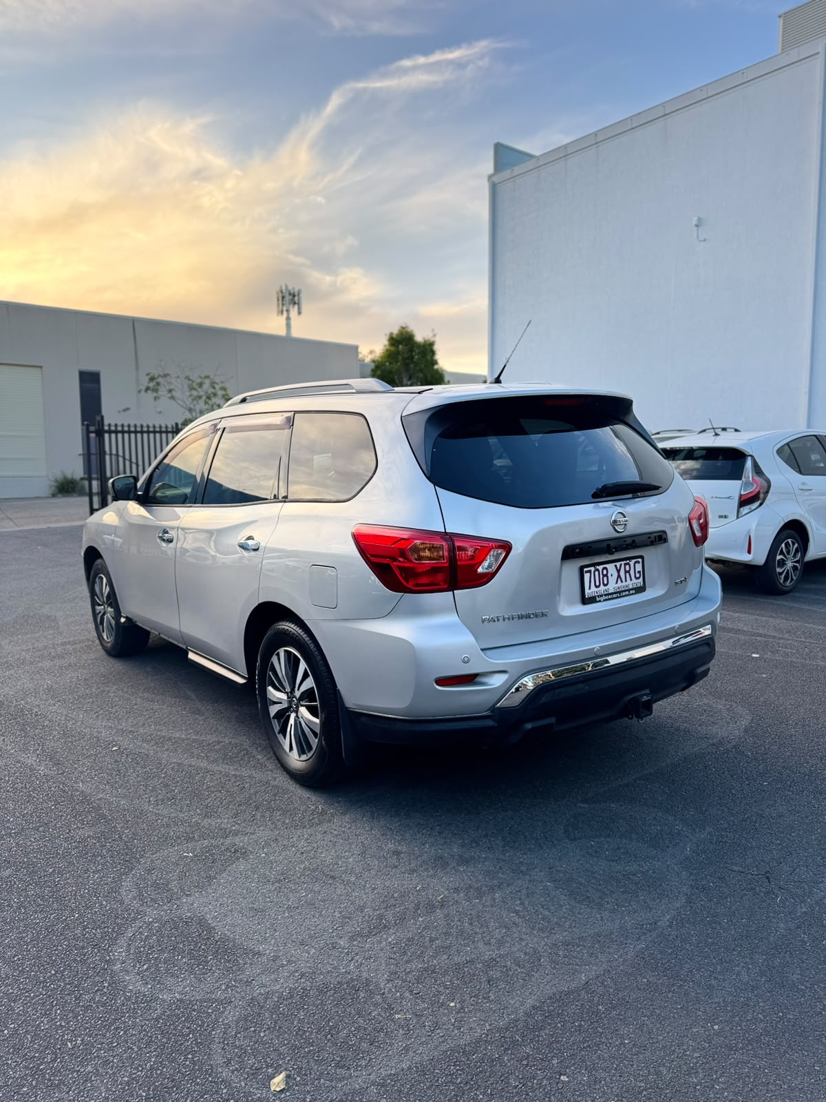 2017 Nissan Pathfinder ST-L R52 Series II MY17 Wagon in Silver.