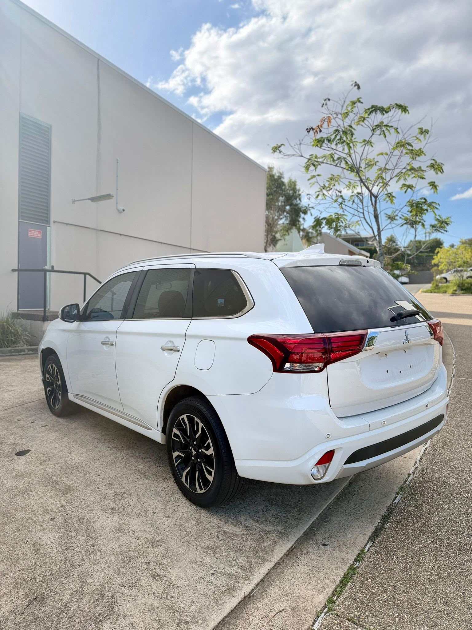2018 Mitsubishi Outlander ZK LS PHEV S/Wagon in White.