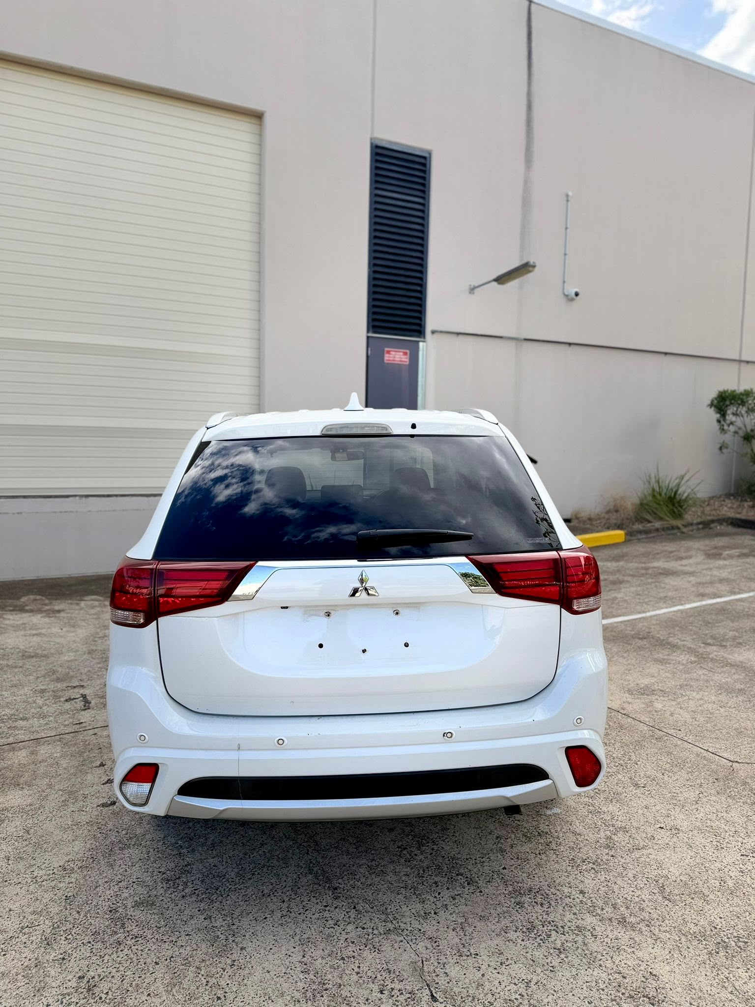 2018 Mitsubishi Outlander ZK LS PHEV S/Wagon in White.