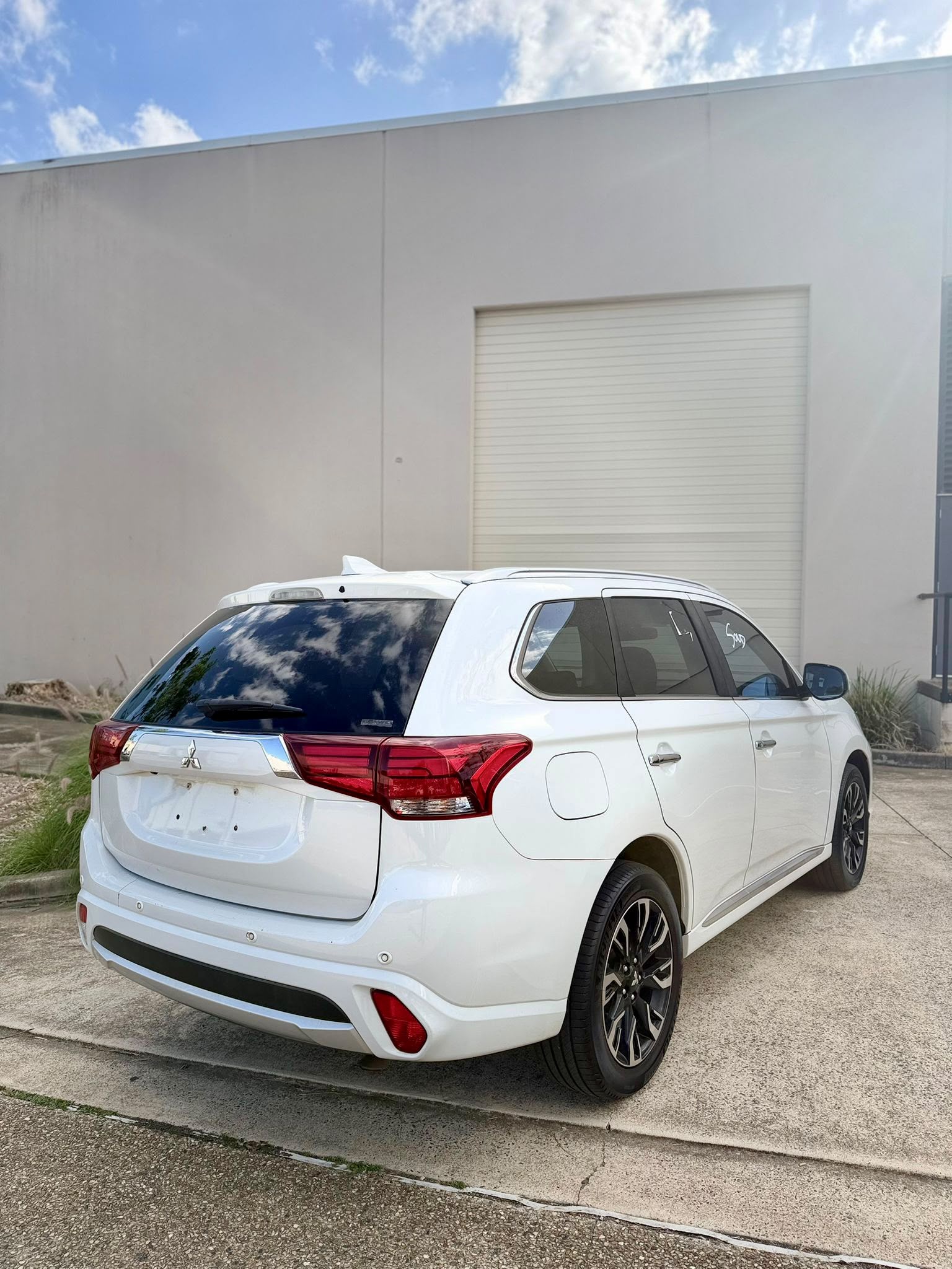 2018 Mitsubishi Outlander ZK LS PHEV S/Wagon in White.