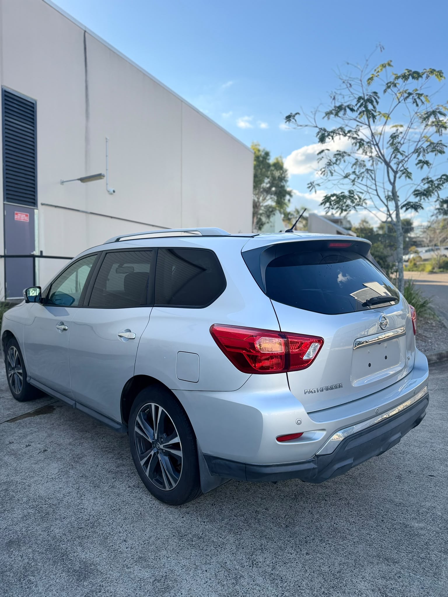 2018 Nissan Pathfinder Ti R52 Series II MY17 Wagon in Silver.